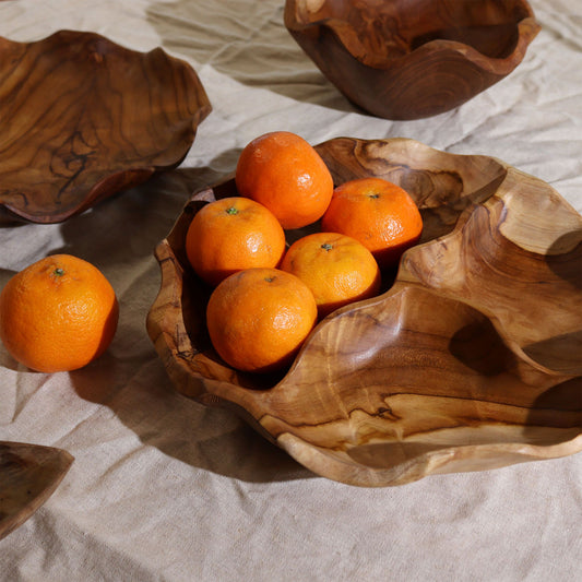 Smooth Round Teakwood Fruit Bowl Three Sections - 30x5.5cm con naranjas, madera de teca pulida con veta natural y diseño de tres secciones
