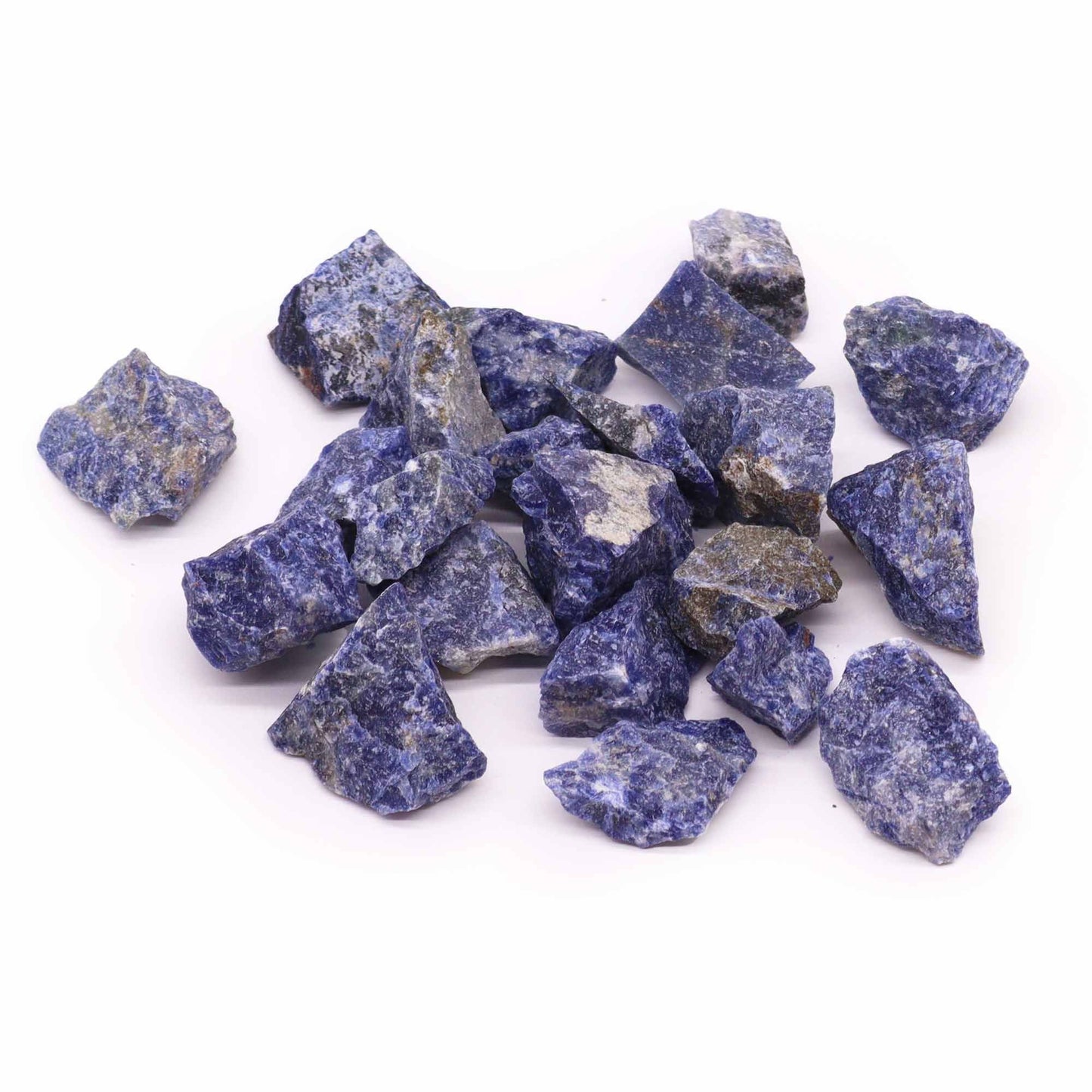 Alt Tag: Sodalite Gemstone Crystals – 500G piedras en bruto azules con vetas blancas, lote de gemas naturales sin pulir sobre fondo blanco