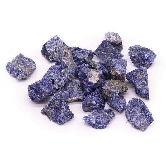 Alt Tag: Sodalite Gemstone Crystals – 500G piedras en bruto azules con vetas blancas, lote de gemas naturales sin pulir sobre fondo blanco
