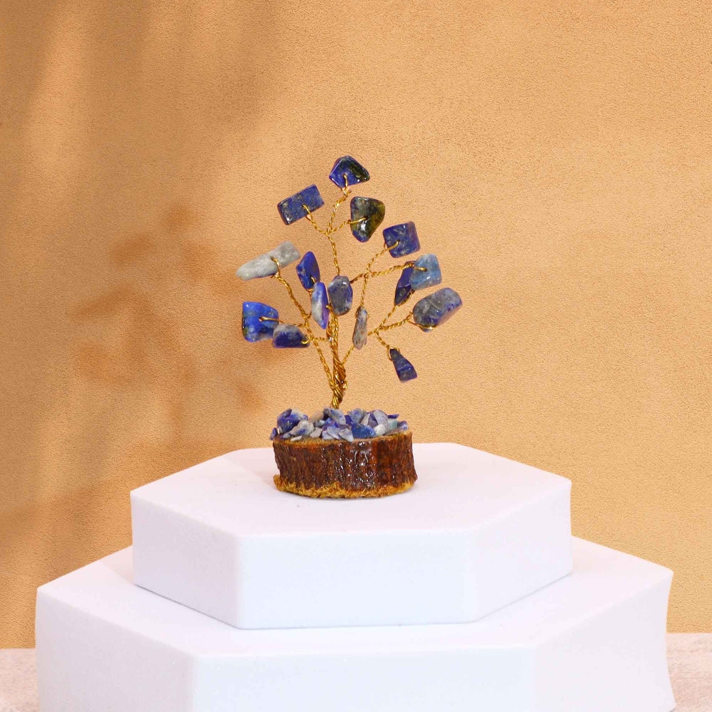 Alt Tag: Sodalite Gemstone Tree – 15 Stones Miniature with blue sodalite chipstones on wire branches, wooden base, 6 cm decor