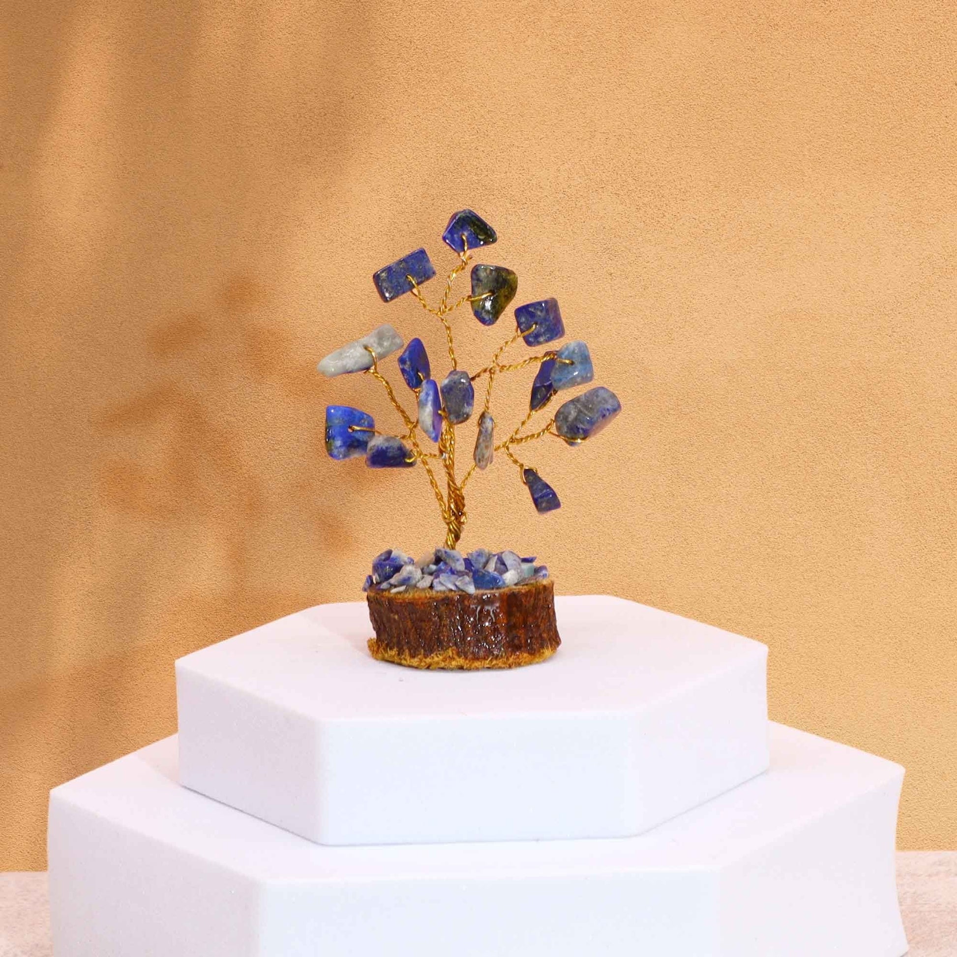 Alt Tag: Sodalite Gemstone Tree – 15 Stones Miniature with blue sodalite chipstones on wire branches, wooden base, 6 cm decor