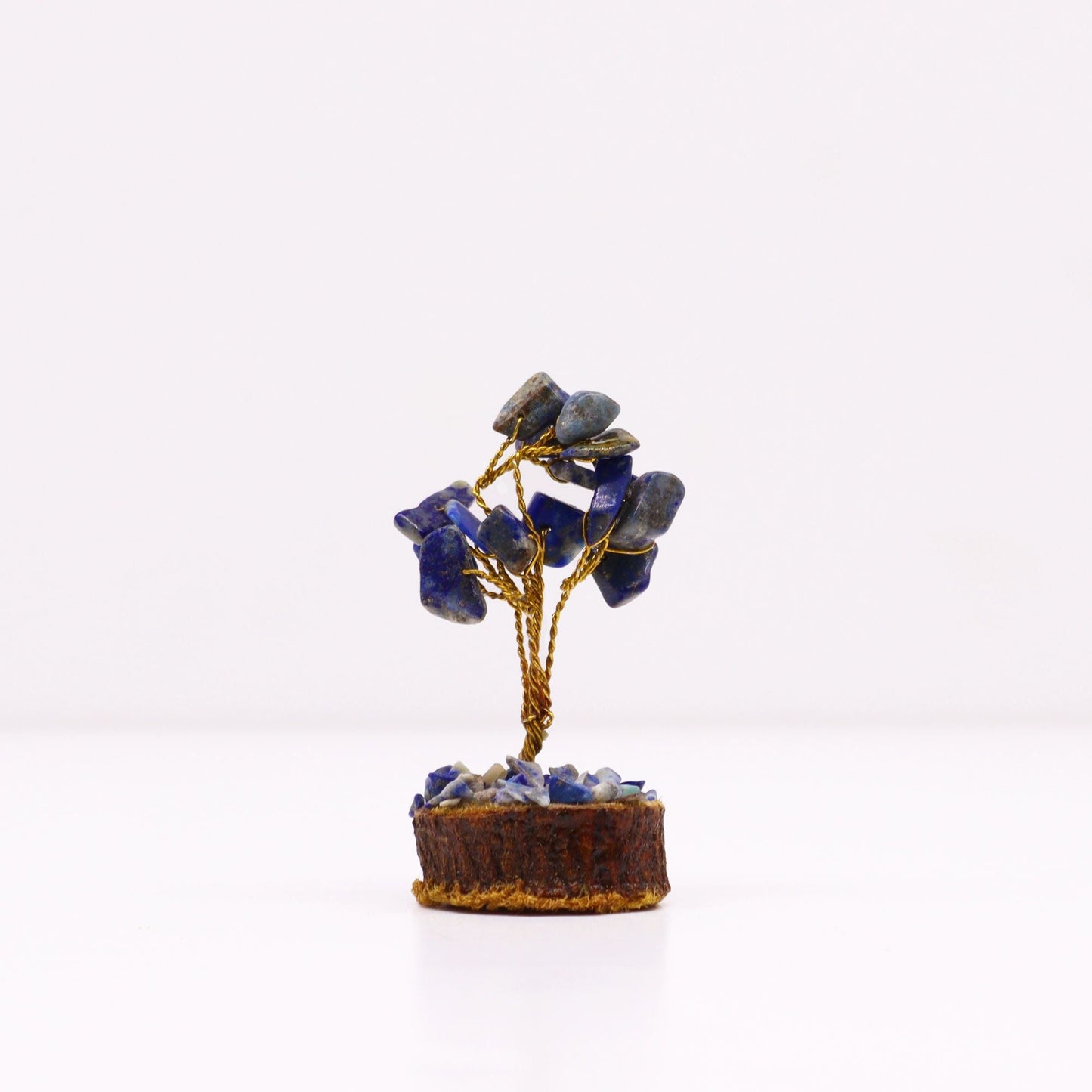 Sodalite Gemstone Tree – 15 Stones Miniature con chipstones de sodalita azul, alambre dorado y base de madera, 6 cm