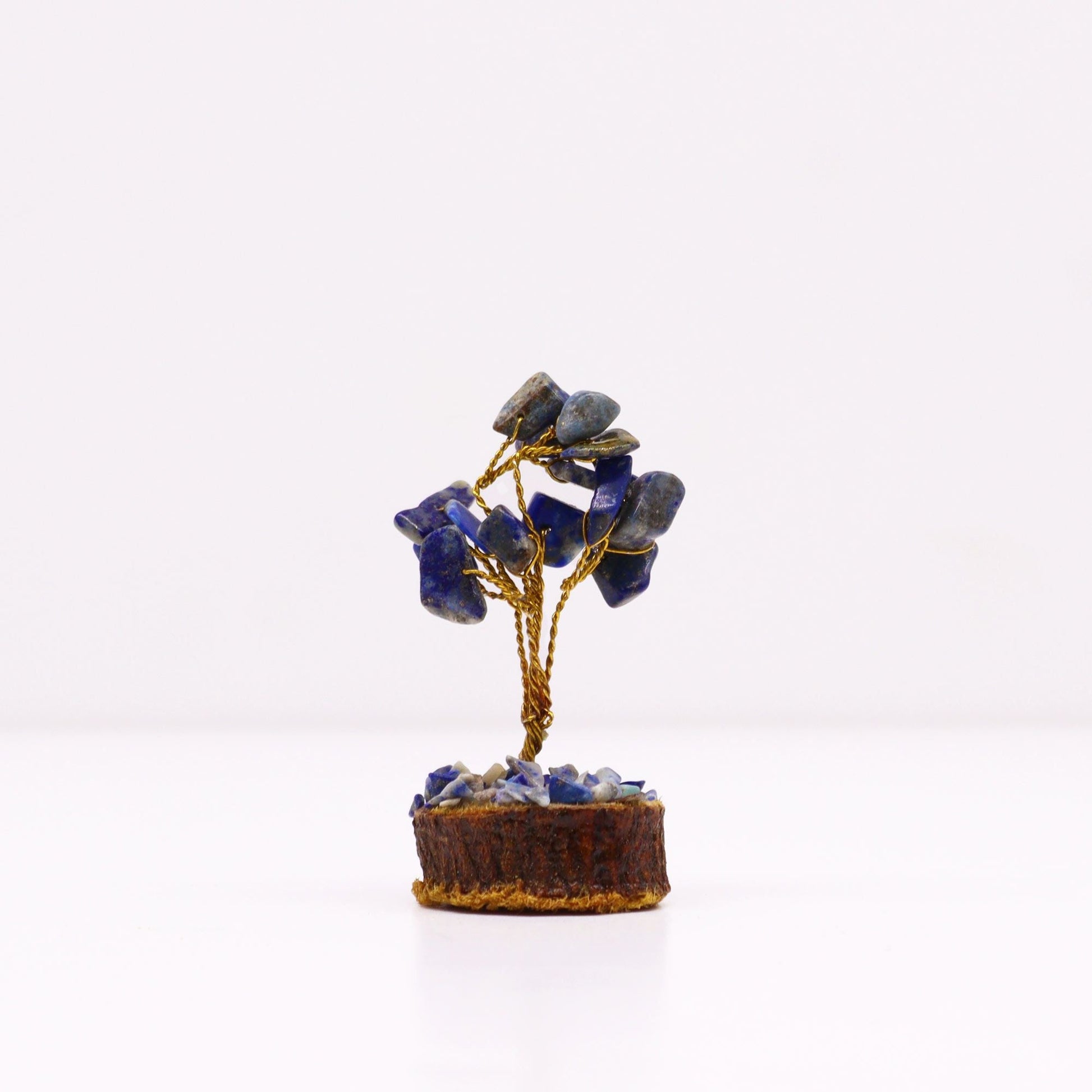 Sodalite Gemstone Tree – 15 Stones Miniature con chipstones de sodalita azul, alambre dorado y base de madera, 6 cm