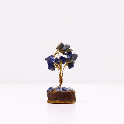 Sodalite Gemstone Tree – 15 Stones Miniature con chipstones de sodalita azul, alambre dorado y base de madera, 6 cm