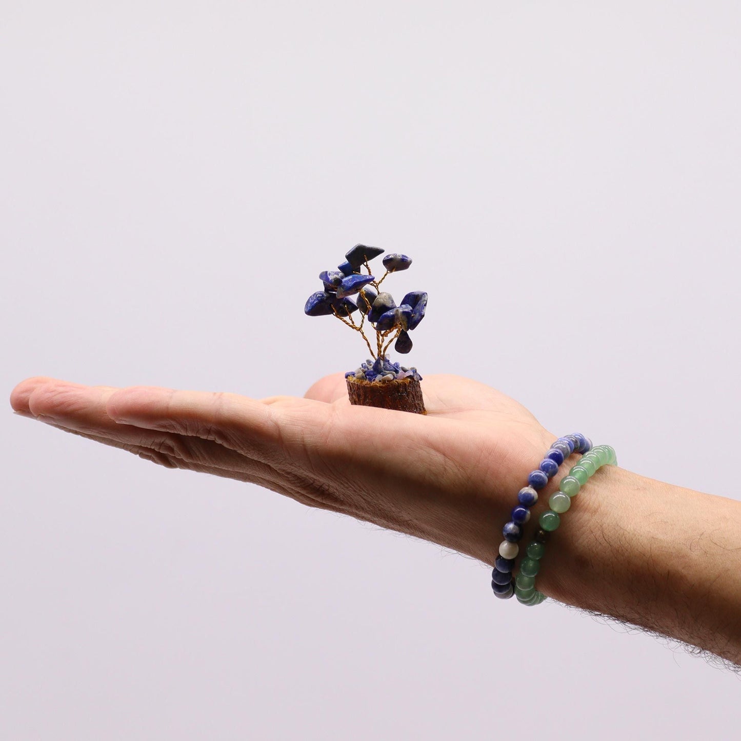 Sodalite Gemstone Tree – 15 Stones Miniature en mano, árbol de piedras sodalita con base de madera, tamaño mini para decoración