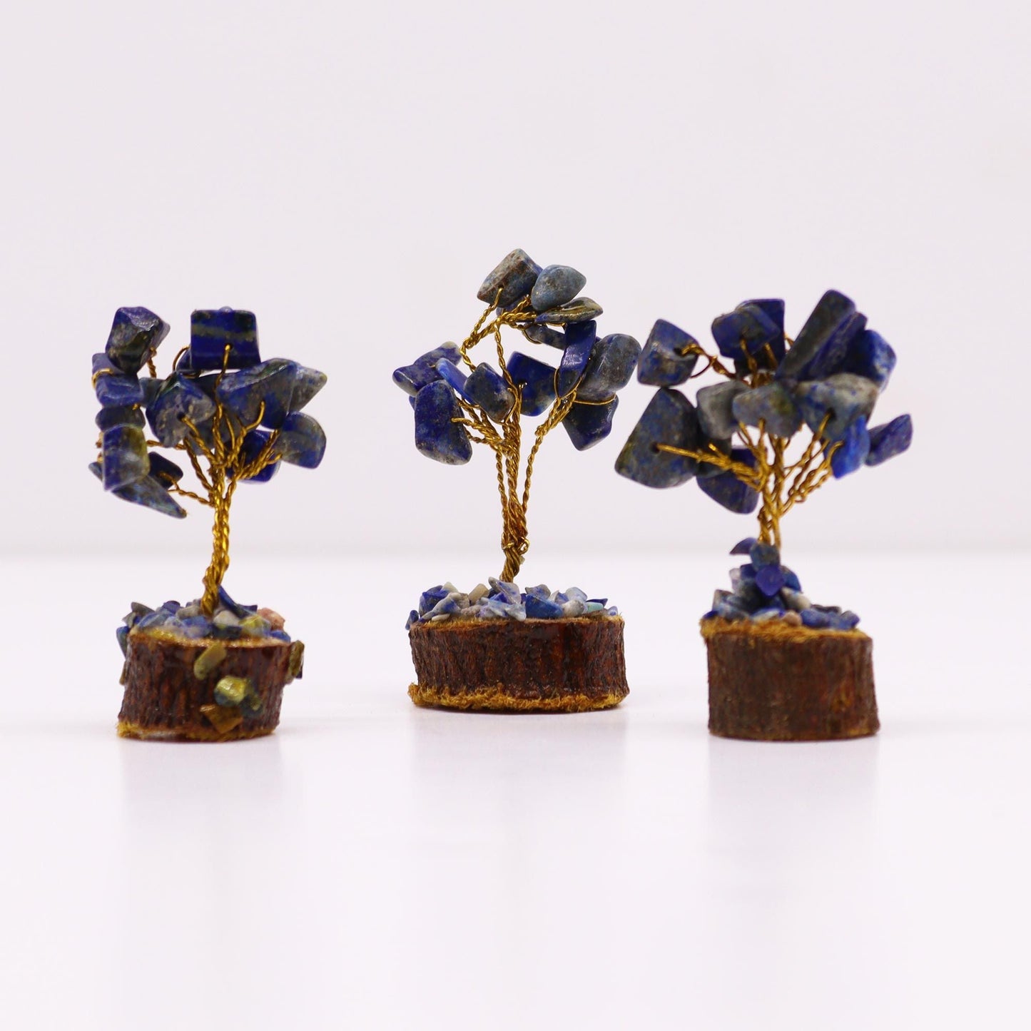 Alt Tag: Sodalite Gemstone Tree – 15 Stones Miniature, mini árbol de gemas de sodalita con 15 piedras, alambre dorado y base de madera