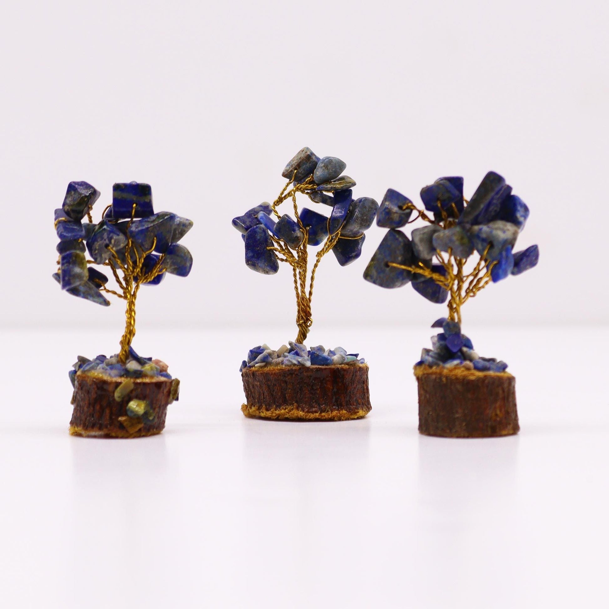 Alt Tag: Sodalite Gemstone Tree – 15 Stones Miniature, mini árbol de gemas de sodalita con 15 piedras, alambre dorado y base de madera