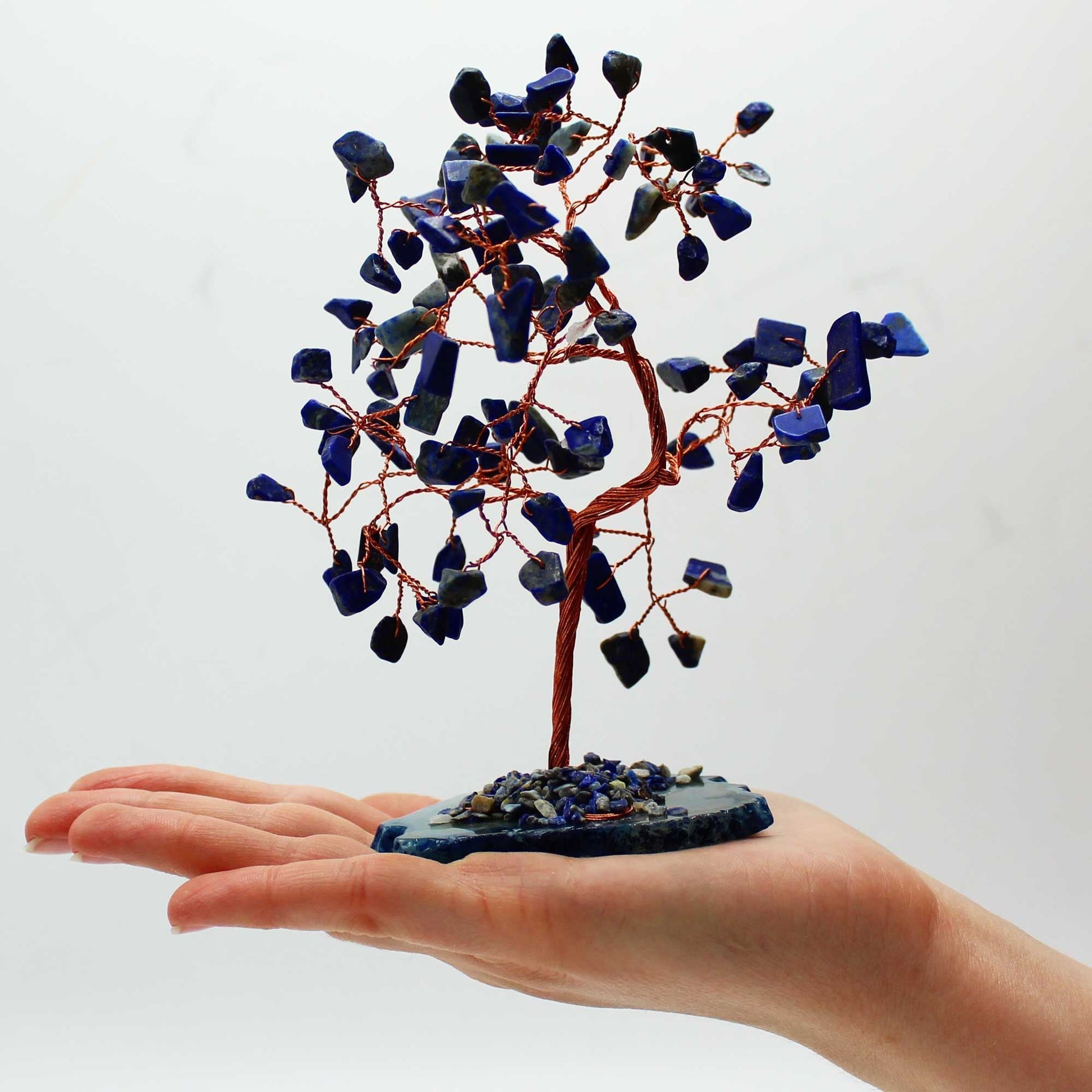 Sodalith-Edelsteinbaum – LRG 100 Steine, Edelsteinbaum aus Kupferdraht mit blauen Sodalith-Chips auf blauem Achat-Sockel, handgroß