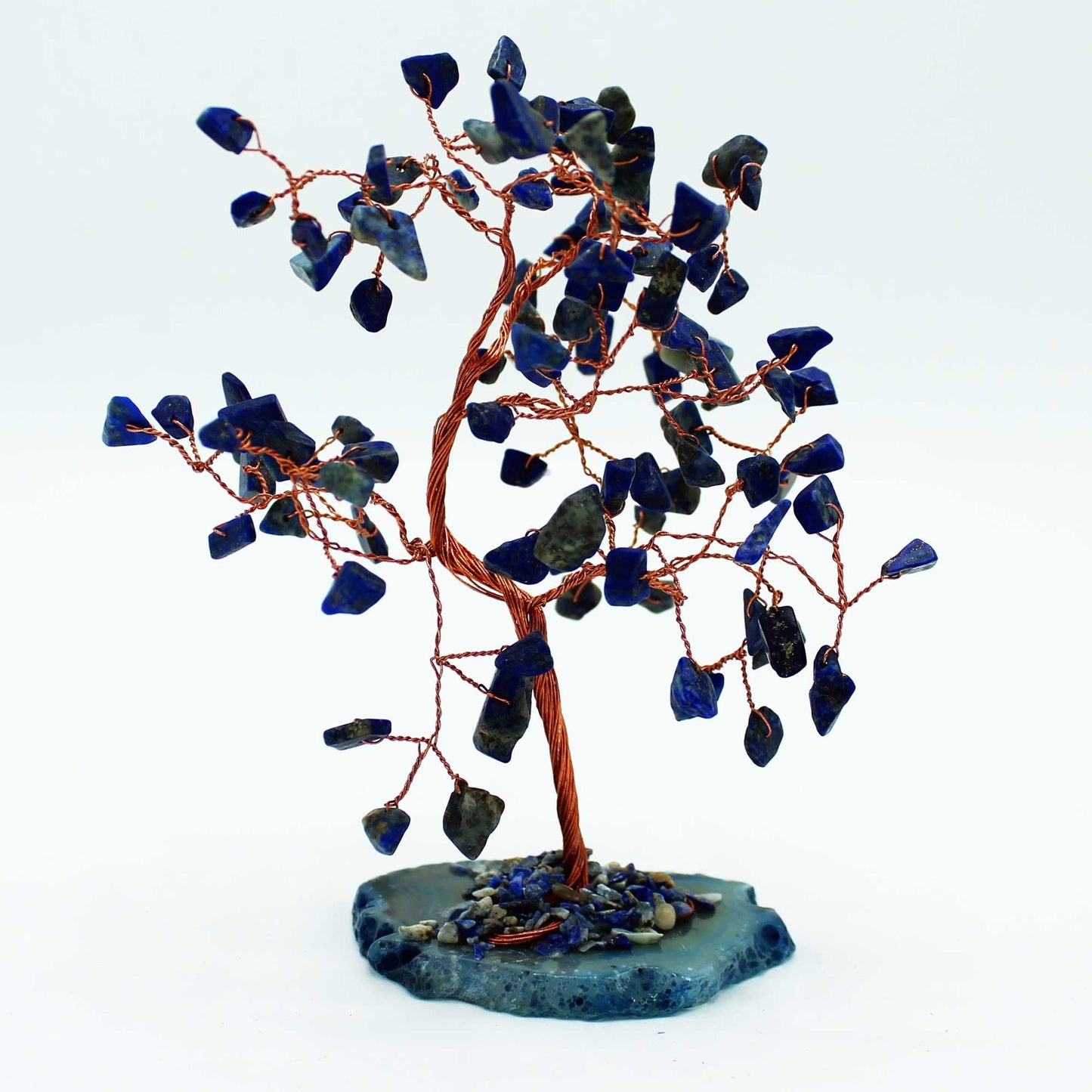 Sodalith-Edelsteinbaum – LRG 100 Steine mit blauen Sodalith-Splittern an kupferdrahtumwickelten Ästen, präsentiert auf einem blauen Achat-Sockel
