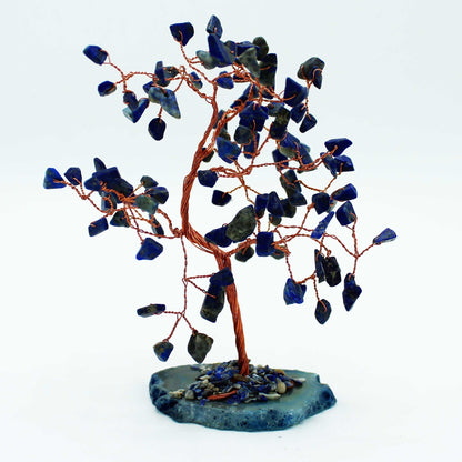 Sodalith-Edelsteinbaum – LRG 100 Steine mit blauen Sodalith-Splittern an kupferdrahtumwickelten Ästen, präsentiert auf einem blauen Achat-Sockel