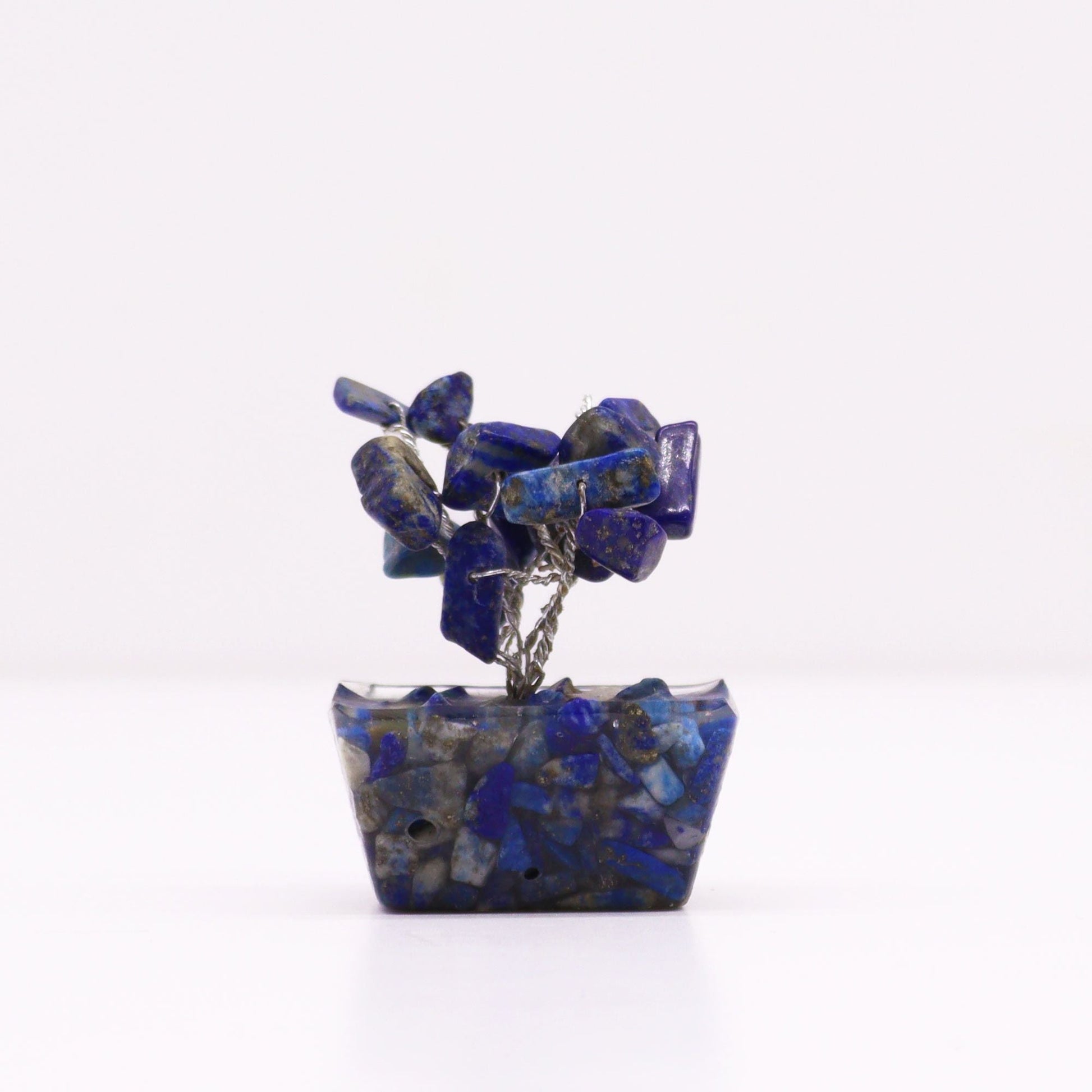 Alt Tag: Sodalite Gemstone Tree – Orgonite Base, 15 Stones, mini árbol de chips azules sobre base de orgonita, aprox. 4 cm