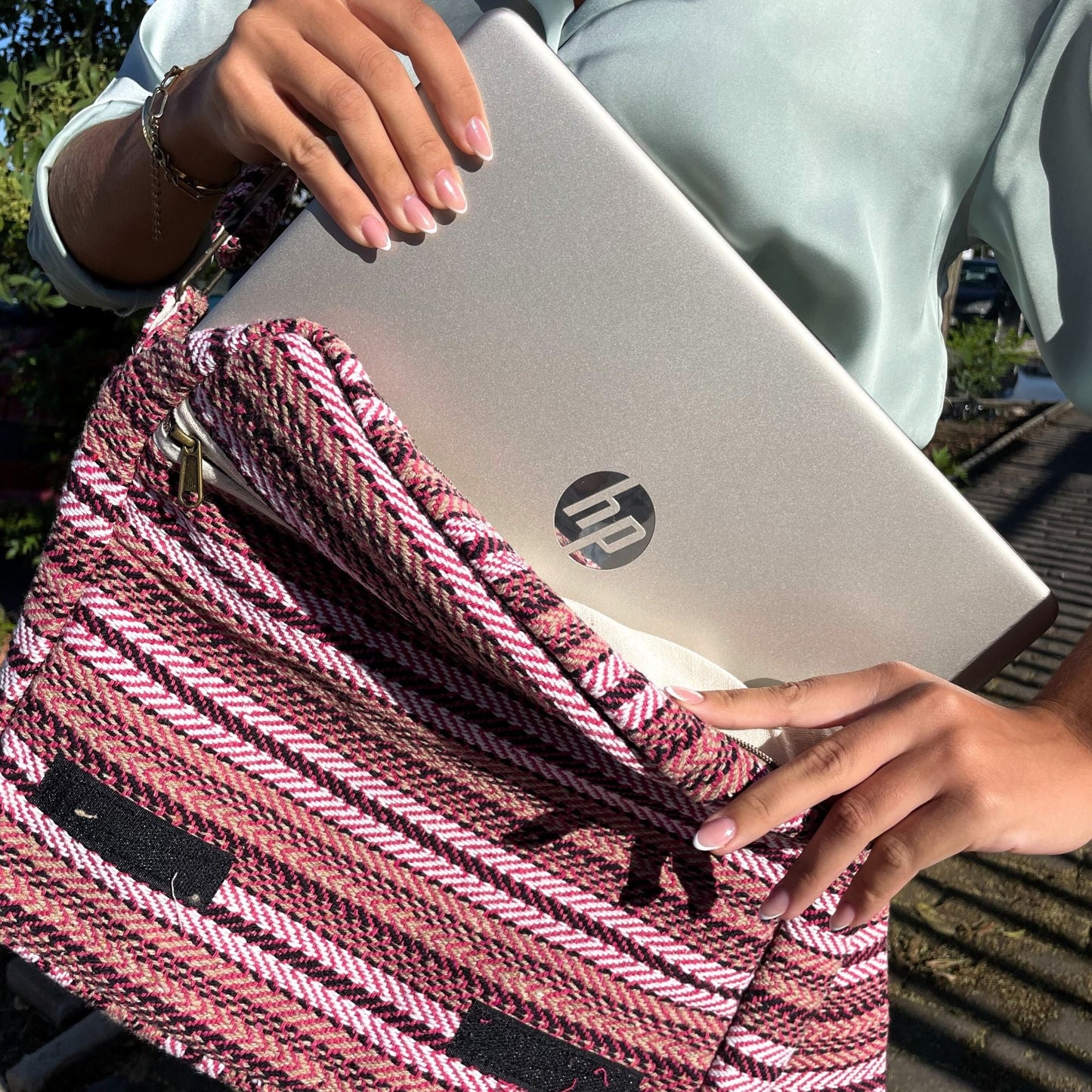 Soft Banjar Laptop Bag – Soft Pink -Hampa och bomull med laptopfack, handgjord mjuk rosa axelväska i hampa och bomull för arbete och resor