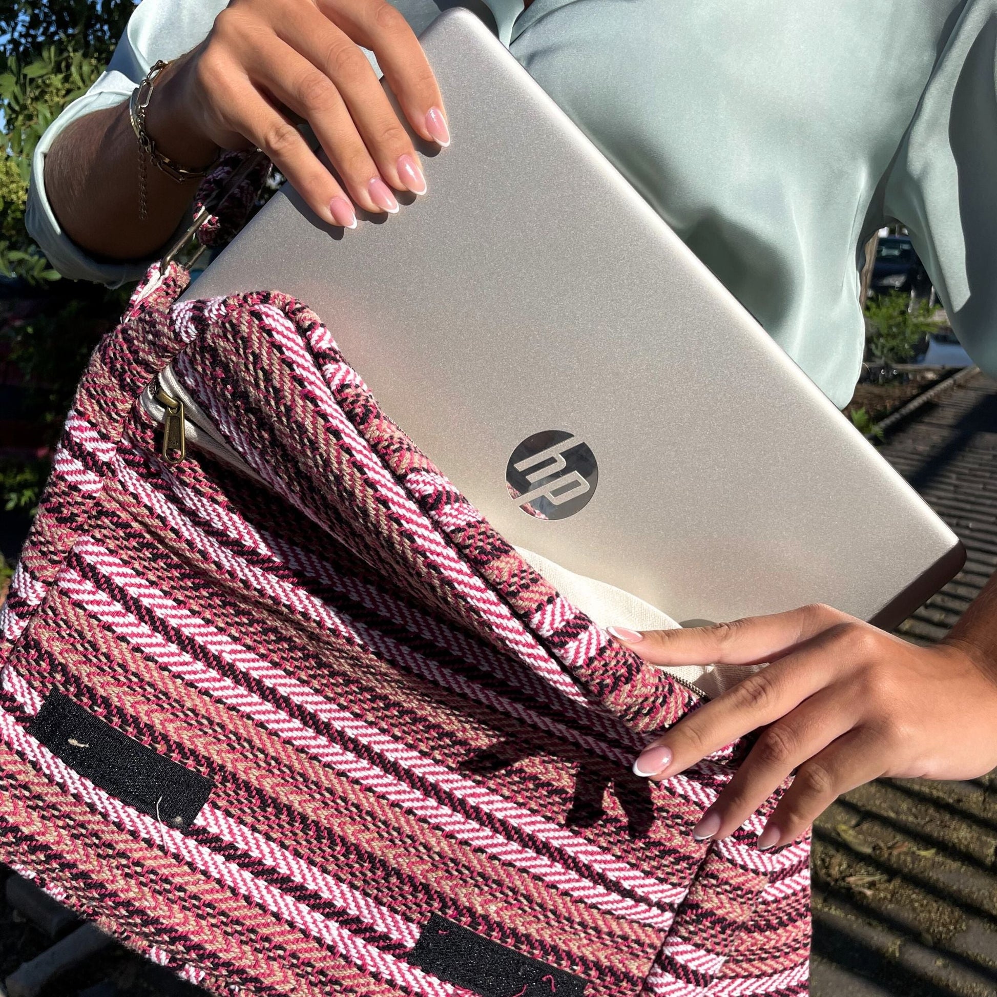 Soft Banjar Laptop Bag – Soft Pink -Hampa och bomull med laptopfack, handgjord mjuk rosa axelväska i hampa och bomull för arbete och resor