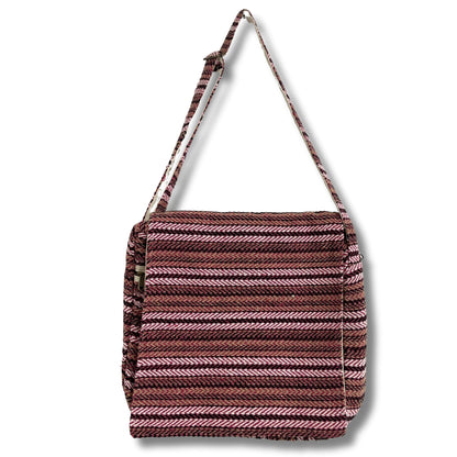 Alt Tag: Mjuk Banjar laptopväska – mjuk rosa - hampa och bomull, handgjord bomulls- och hampaväska för bärbar dator med crossbody-rem i mjuk rosa vävd rand