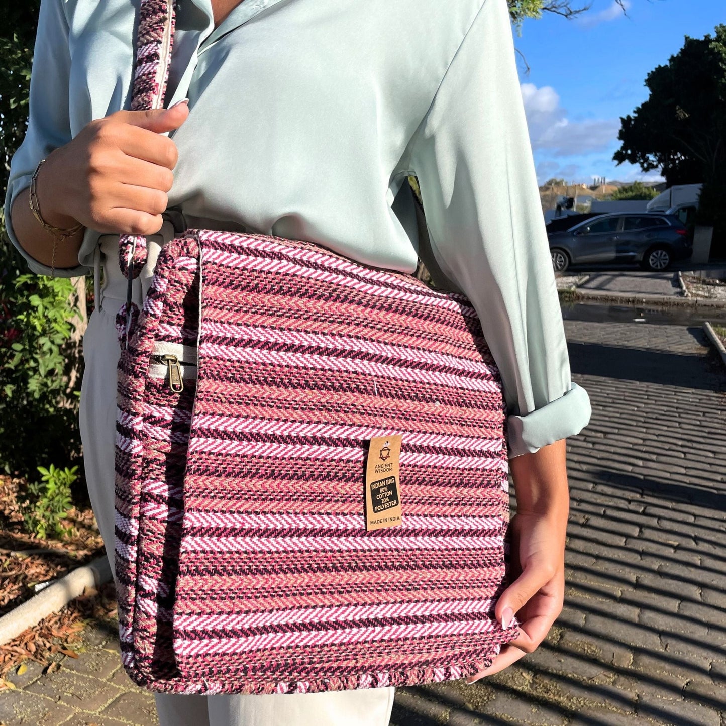 Alt Tag: Soft Banjar Laptop Bag – Soft Pink -Hampa och bomull, rosa vävd laptopväska med justerbar axelrem och etikett framtill