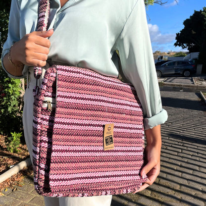Alt Tag: Soft Banjar Laptop Bag – Soft Pink -Hampa och bomull, rosa vävd laptopväska med justerbar axelrem och etikett framtill