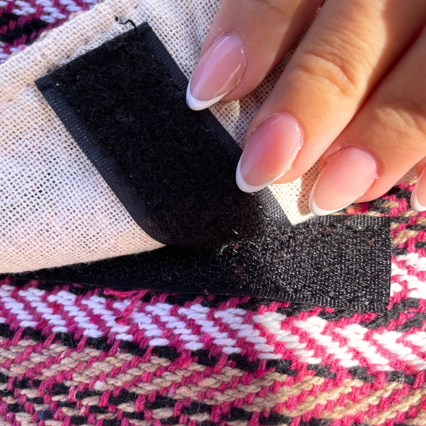 Soft Banjar laptopväska – Soft Pink -Hampa och bomull närbild av svart kardborreband på rosa vävt tyg