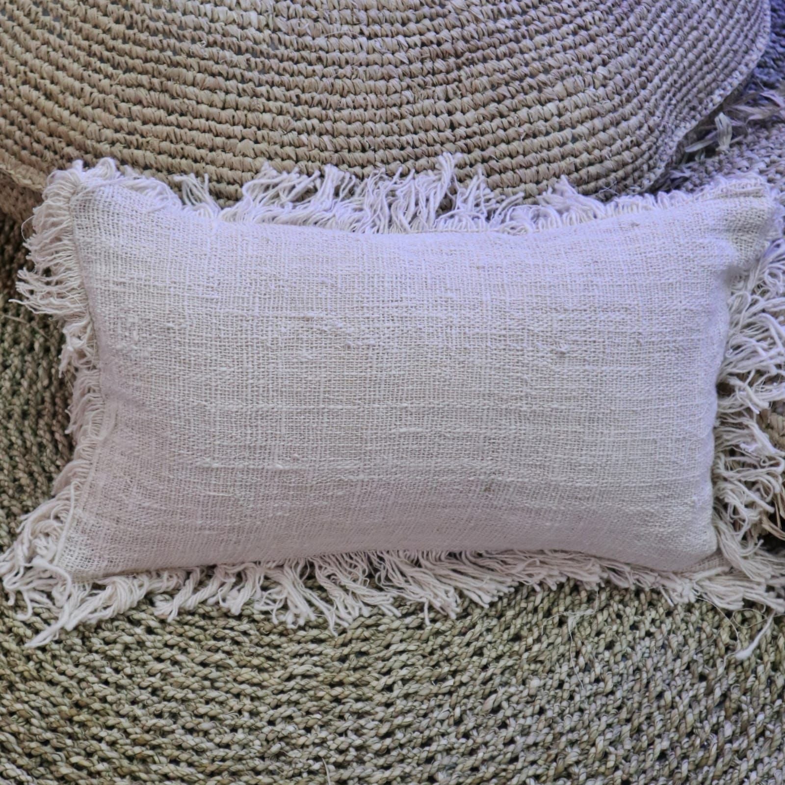 Mjuk linnkudde – 30x50 CM med frans i naturligt beige linne med franskant på vävd matta, rektangulär dekorationskudde