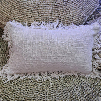 Mjuk linnkudde – 30x50 CM med frans i naturligt beige linne med franskant på vävd matta, rektangulär dekorationskudde