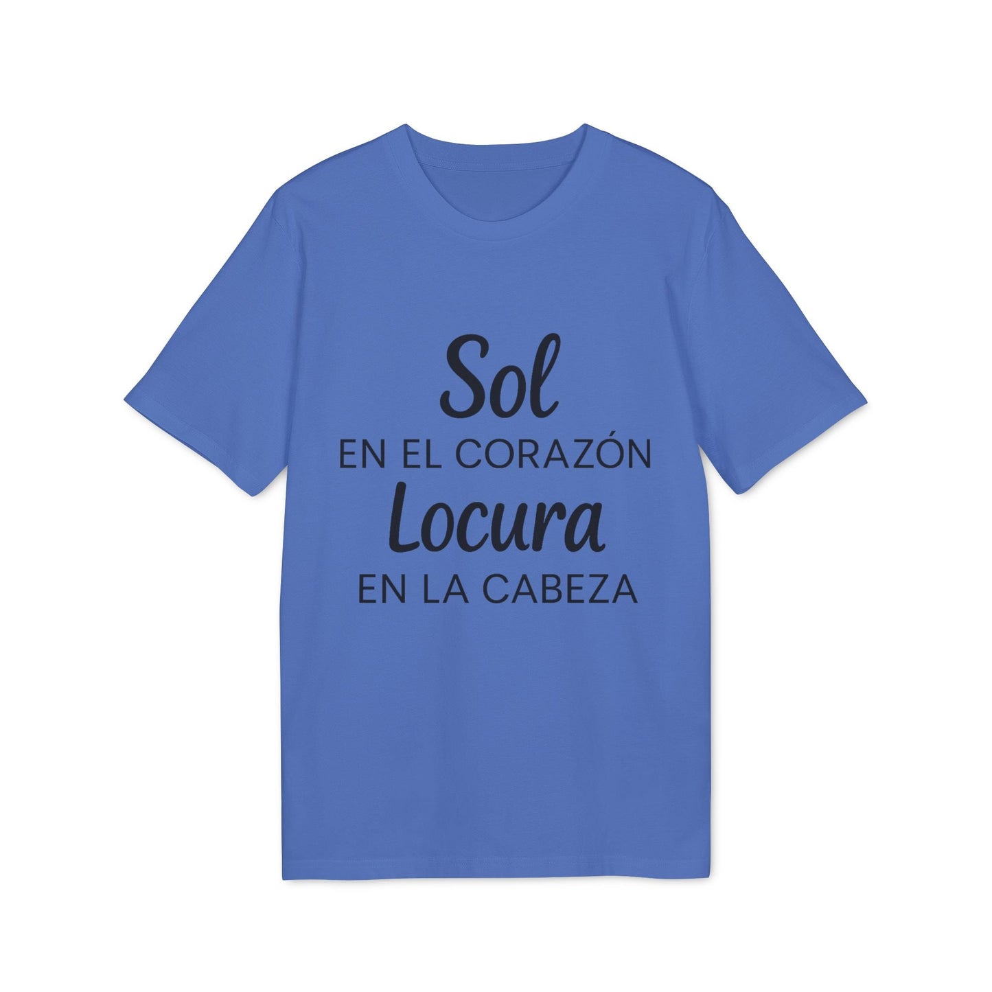 Alt Tag: Sol Locura 100% Organic Cotton T-Shirt azul con cuello redondo y frase “Sol en el corazón, locura en la cabeza” estampada al frente