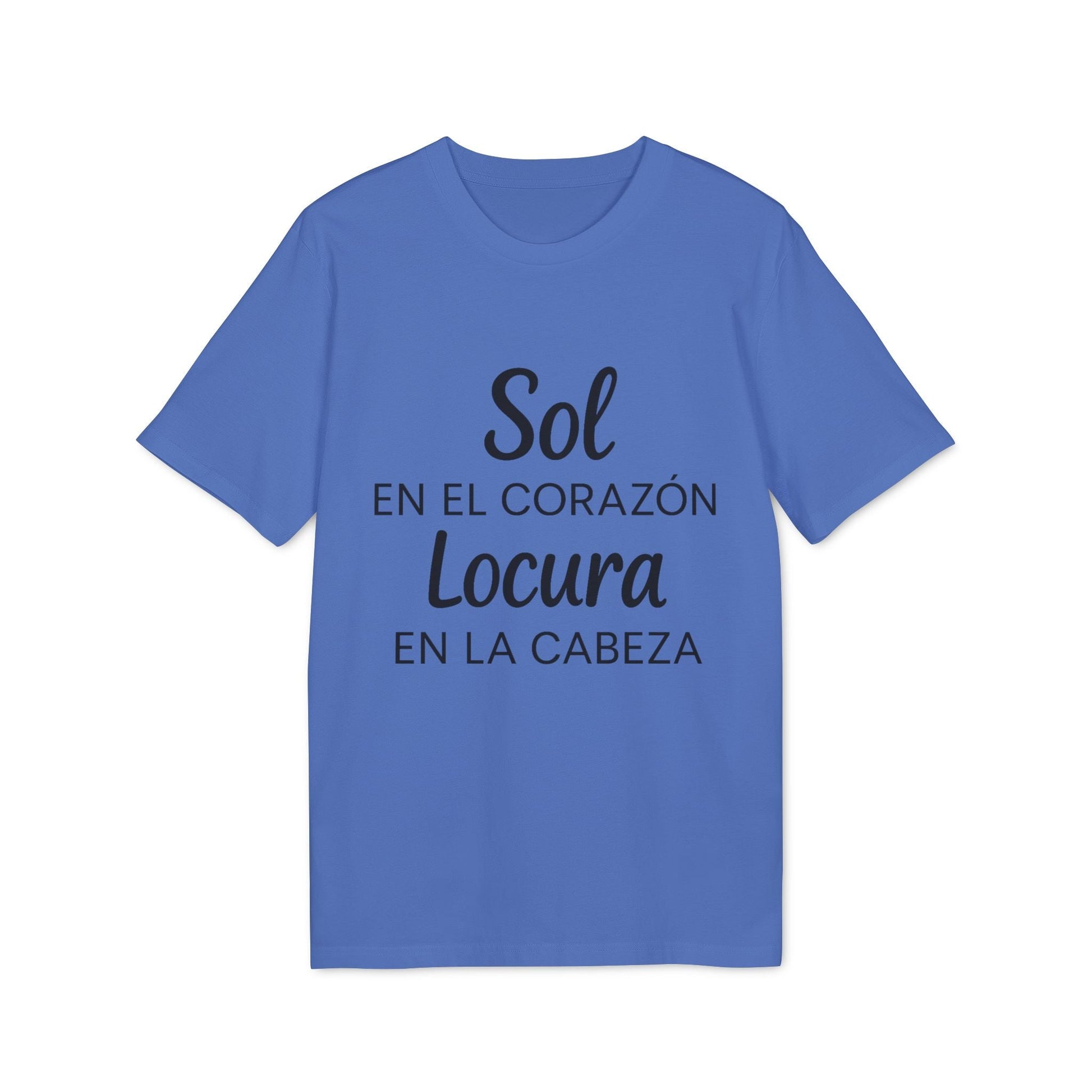 Alt Tag: Sol Locura 100% Organic Cotton T-Shirt azul con cuello redondo y frase “Sol en el corazón, locura en la cabeza” estampada al frente