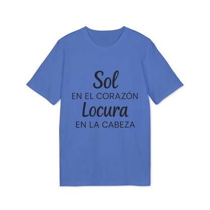 Alt Tag: Sol Locura 100% Organic Cotton T-Shirt azul con cuello redondo y frase “Sol en el corazón, locura en la cabeza” estampada al frente