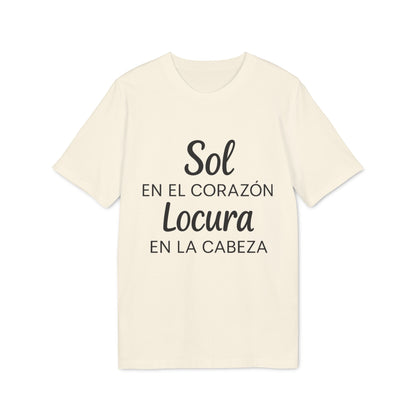 Sol Locura 100% Organic Cotton T-Shirt crema con cuello redondo y texto “Sol en el corazón, locura en la cabeza”