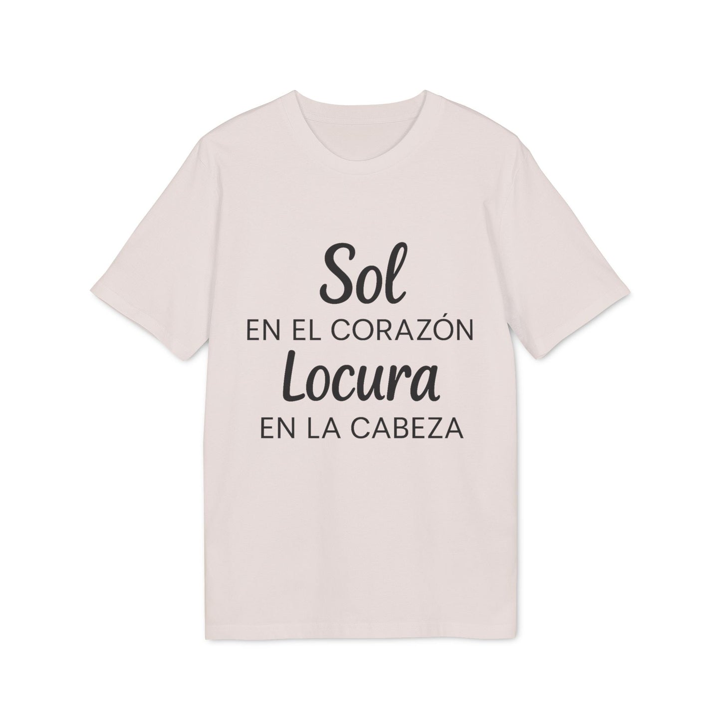 Alt Tag: Sol Locura 100% Organic Cotton T-Shirt color crema con texto “Sol en el corazón, locura en la cabeza” al frente