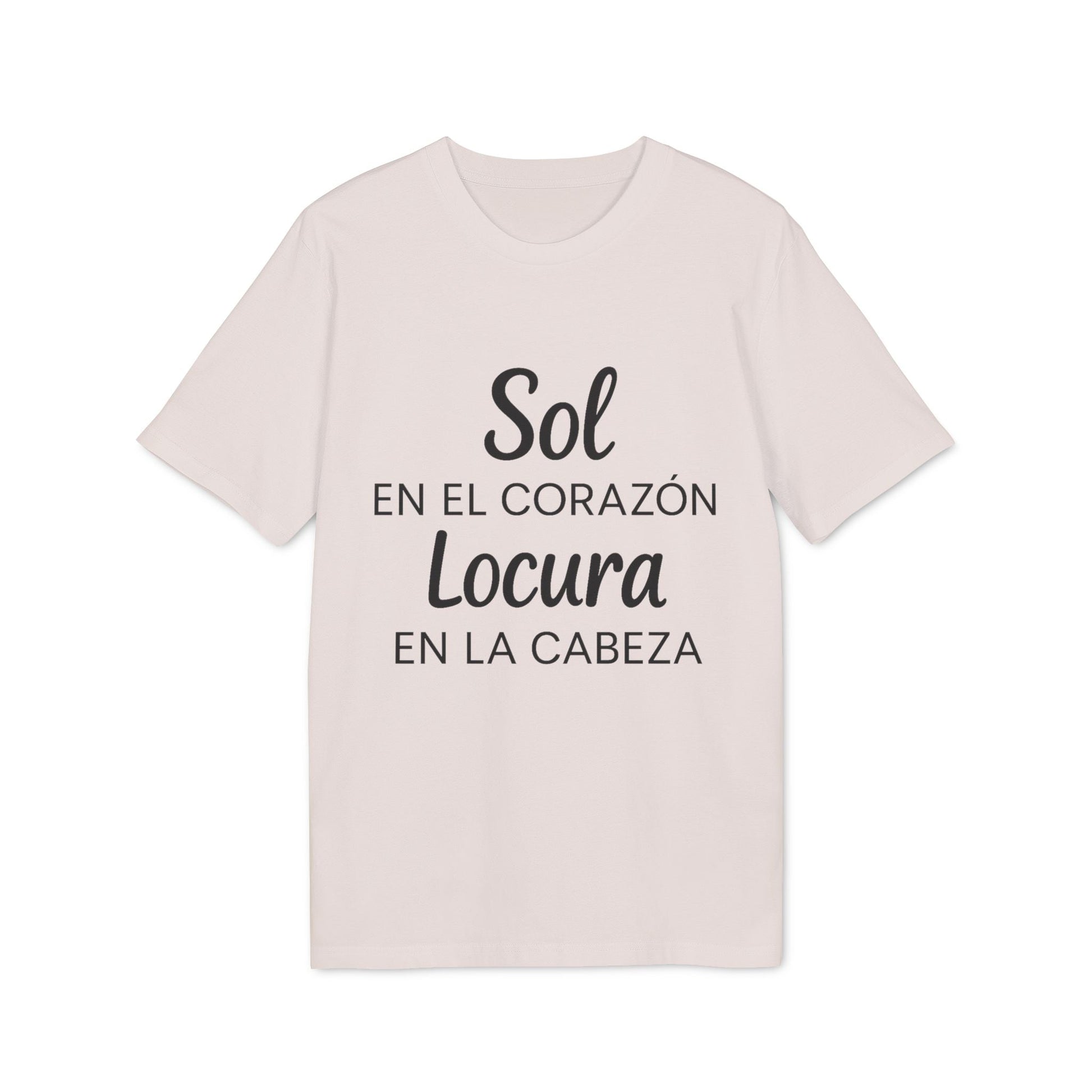Alt Tag: Sol Locura 100% Organic Cotton T-Shirt color crema con texto “Sol en el corazón, locura en la cabeza” al frente