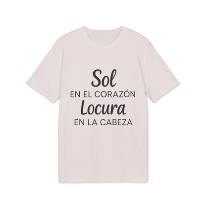 Alt Tag: Sol Locura 100% Organic Cotton T-Shirt color crema con texto “Sol en el corazón, locura en la cabeza” al frente