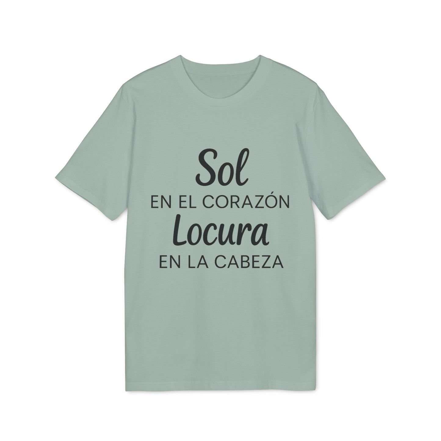 Sol Locura 100% Organic Cotton T-Shirt en color verde salvia con texto “Sol en el corazón, locura en la cabeza”
