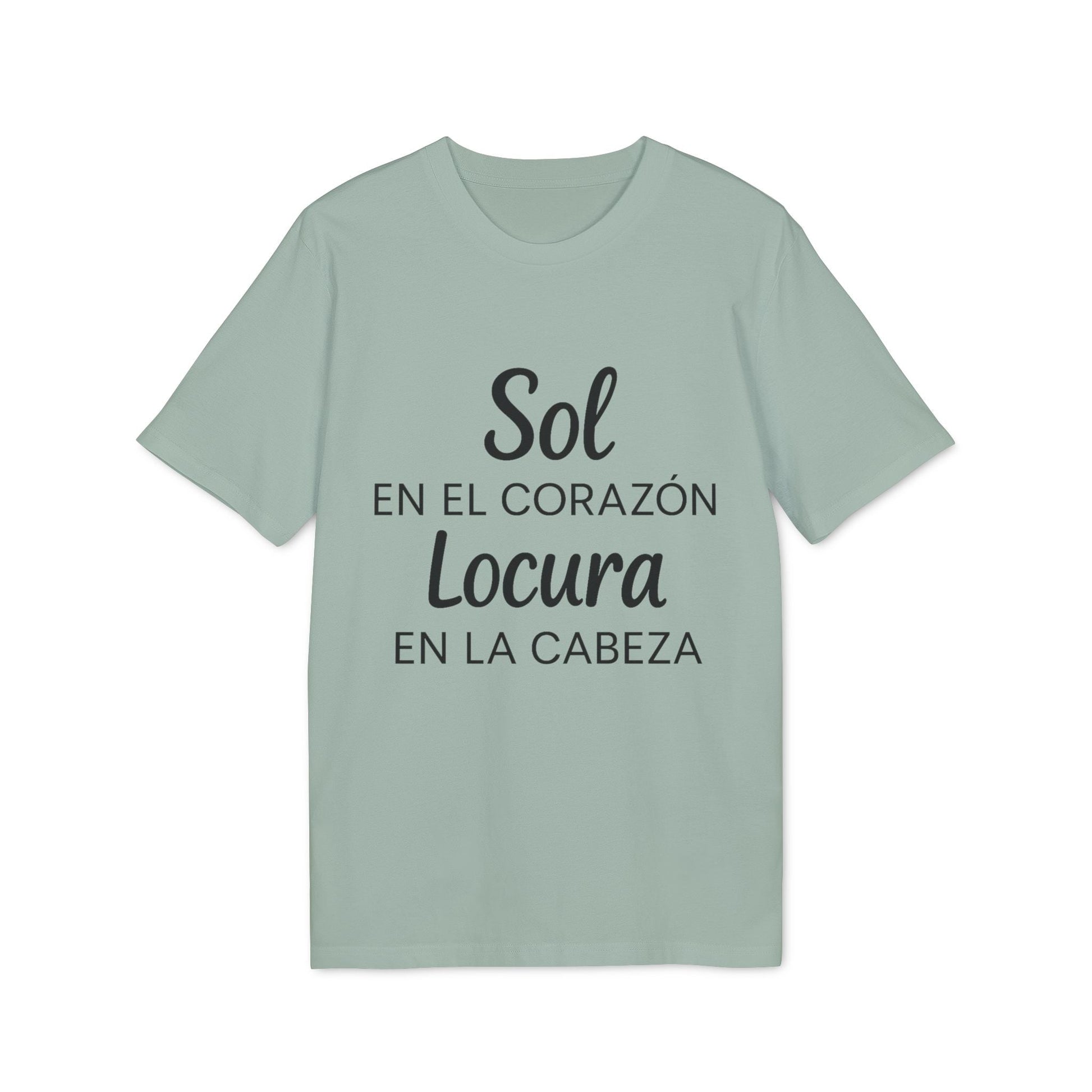 Sol Locura 100% Organic Cotton T-Shirt en color verde salvia con texto “Sol en el corazón, locura en la cabeza”