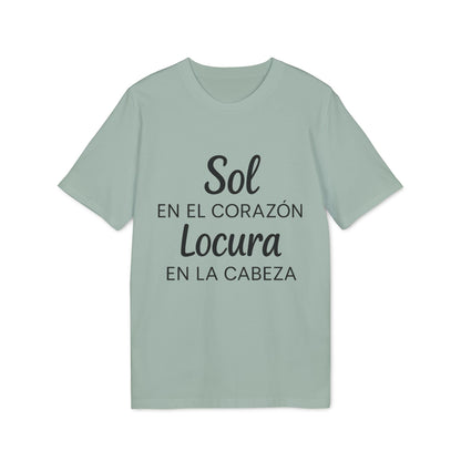 Sol Locura 100% Organic Cotton T-Shirt en color verde salvia con texto “Sol en el corazón, locura en la cabeza”