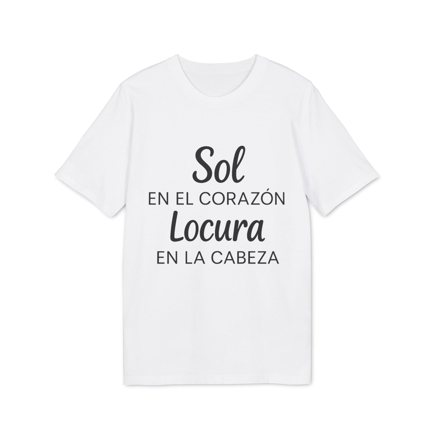 Alt Tag: Sol Locura 100% Organic Cotton T-Shirt camiseta blanca con texto "Sol en el corazón, locura en la cabeza"