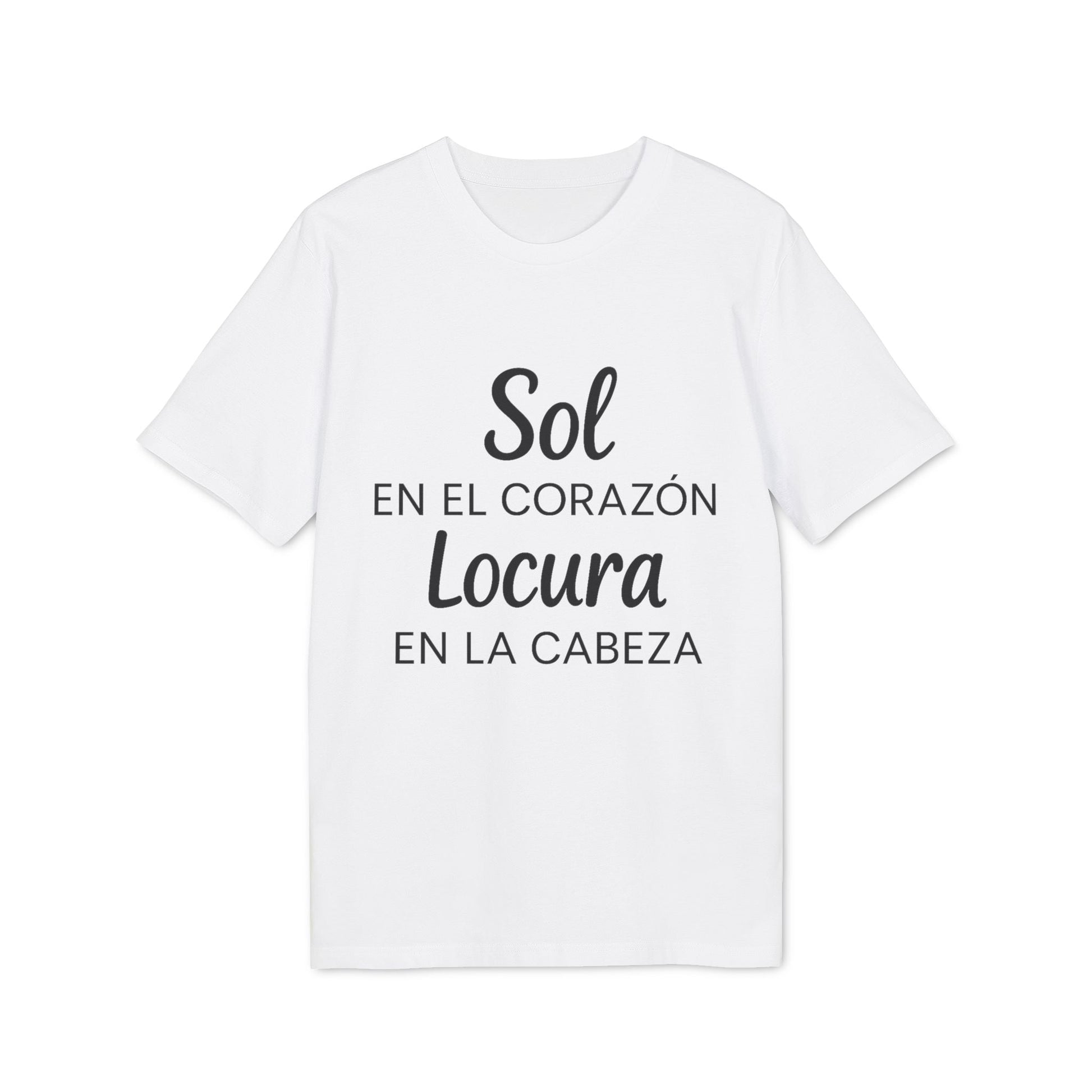 Alt Tag: Sol Locura 100% Organic Cotton T-Shirt camiseta blanca con texto "Sol en el corazón, locura en la cabeza"
