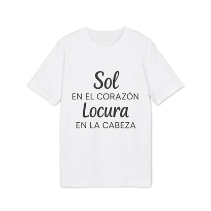 Alt Tag: Sol Locura 100% Organic Cotton T-Shirt camiseta blanca con texto "Sol en el corazón, locura en la cabeza"