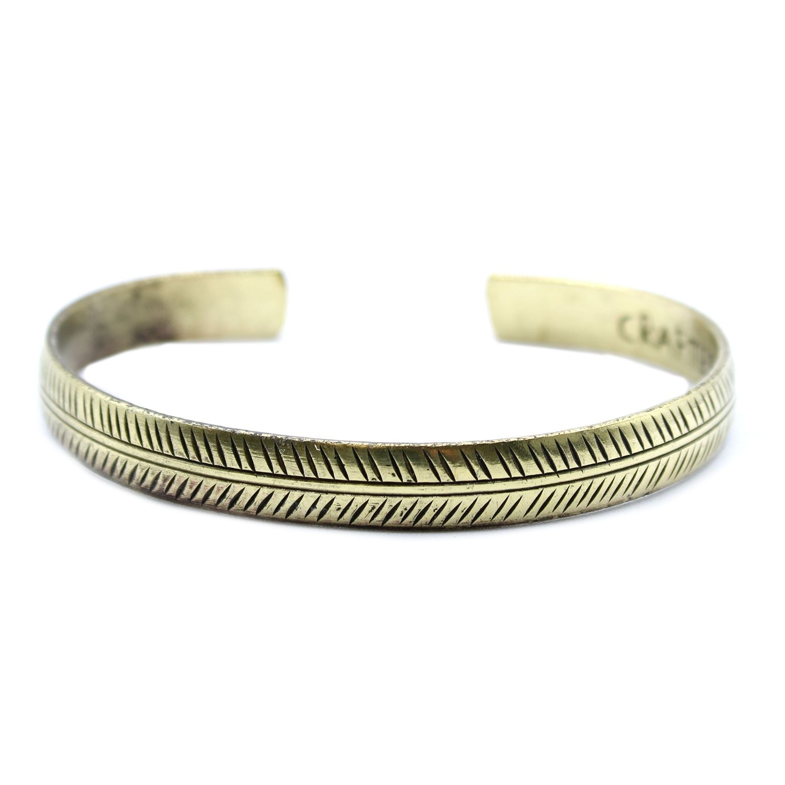 Solid Brass Tibetan Mantra Bracelet – Slim Tribal Leaf, brazalete abierto de latón macizo con grabado de hoja tribal, vista frontal
