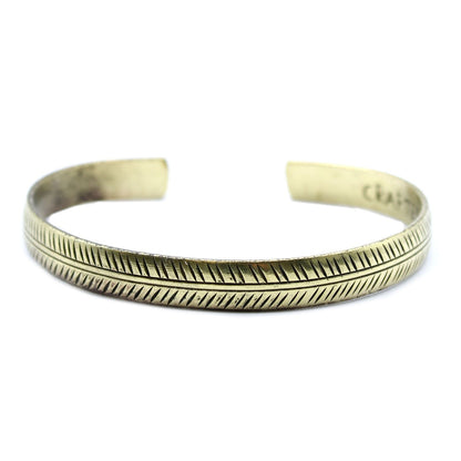 Solid Brass Tibetan Mantra Bracelet – Slim Tribal Leaf, brazalete abierto de latón macizo con grabado de hoja tribal, vista frontal