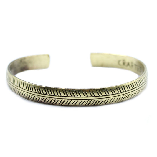 Tibetisches Mantra-Armband aus massivem Messing – Slim Tribal Leaf schlankes Messing-Armreif-Armband mit eingraviertem Tribal-Blattmuster, offener Armreif in Weiß