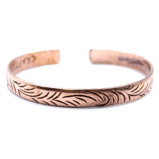 Alt-Tag: Massives tibetisches Kupferarmband – Schmaler Armreif mit offenem Cuff-Design und Tribal-Wirbeln aus massivem Kupfer mit eingraviertem Tribal-Wirbelmuster, Vorderansicht