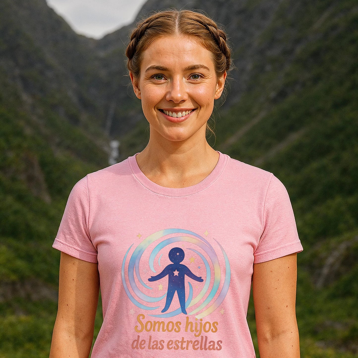 Alt Tag: Modelo con camiseta rosa Somos Hijos las Estrellas Organica 100% Organic Cotton T-Shirt con gráfico y texto “Somos hijos de las estrellas”