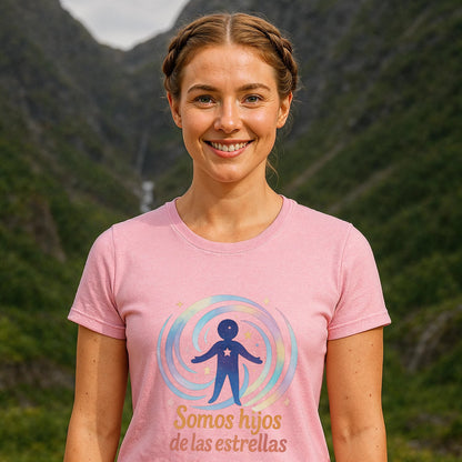 Alt Tag: Modelo con camiseta rosa Somos Hijos las Estrellas Organica 100% Organic Cotton T-Shirt con gráfico y texto “Somos hijos de las estrellas”