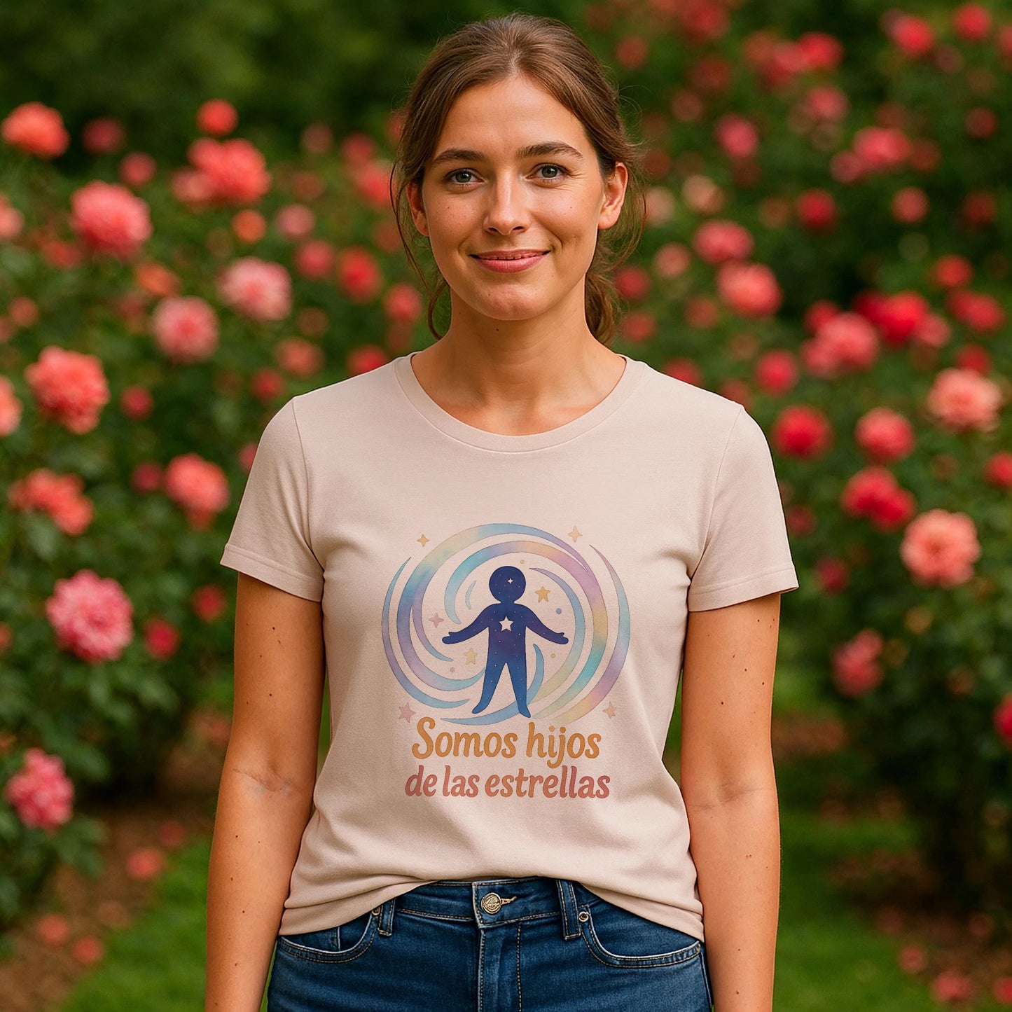Alt Tag: Modelo con camiseta Somos Hijos las Estrellas Organica 100% Organic Cotton T-Shirt beige con gráfico, al aire libre