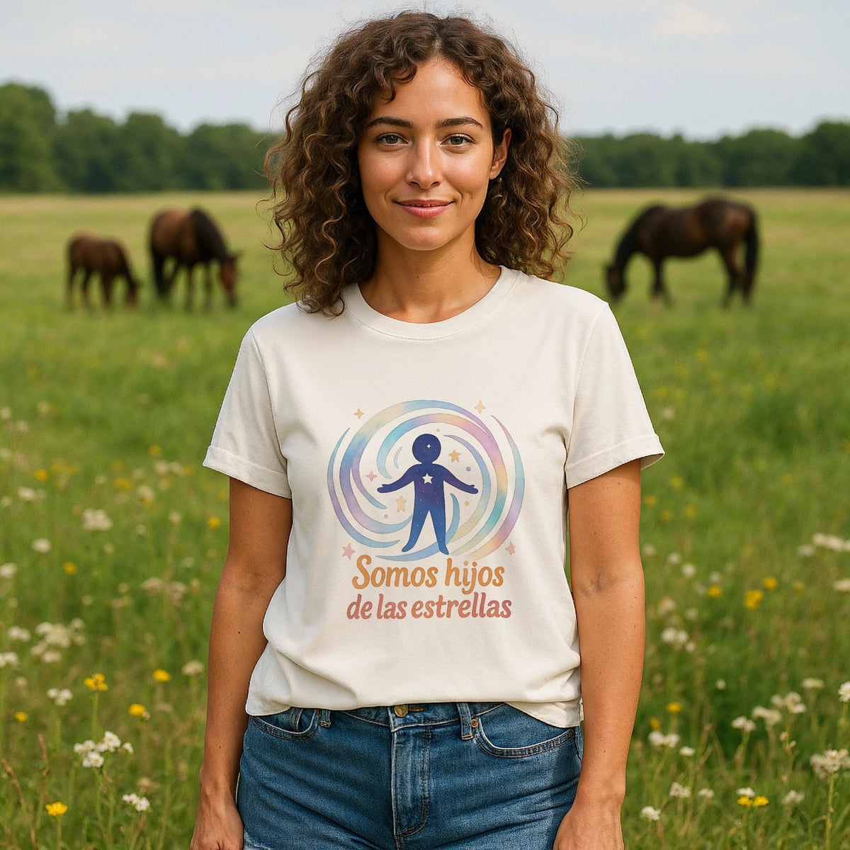 Alt Tag: Mujer usando Somos Hijos las Estrellas Organica 100% Organic Cotton T-Shirt con gráfico y texto en campo verde