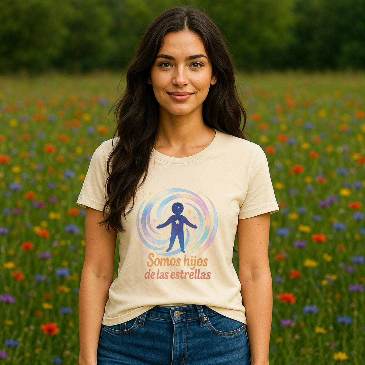 Alt Tag: Mujer con Somos Hijos las Estrellas Organica 100% Organic Cotton T-Shirt beige, gráfico “Somos hijos de las estrellas”