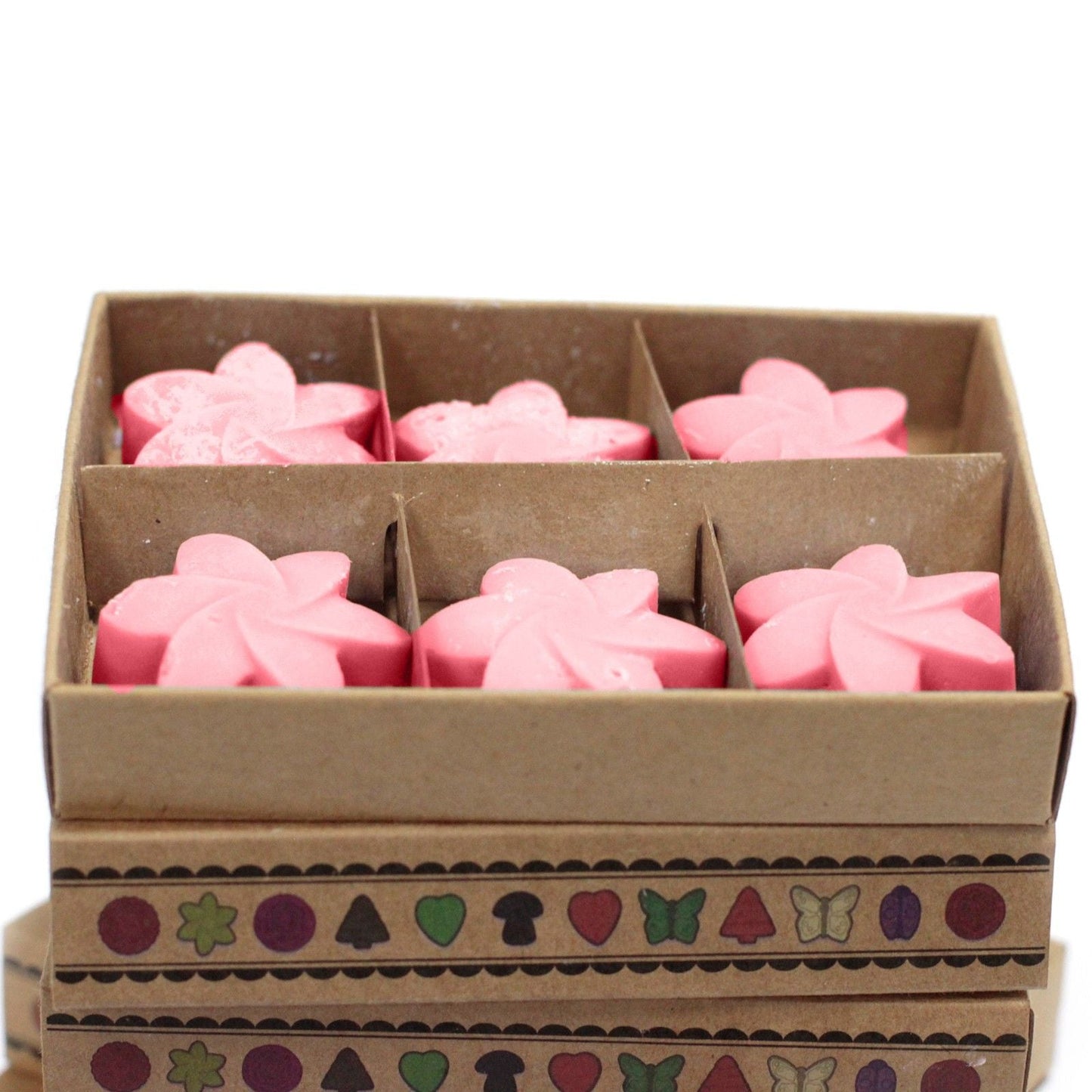 Alt Tag: Set de regalo de wax melts Soy Blend – Japanese Magnolia con wax melts en forma de flor rosa en caja de regalo kraft