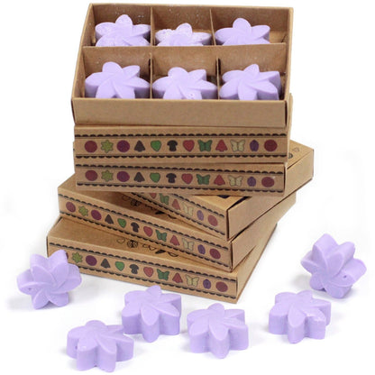 Alt Tag: Soy Blend Wax Melts Gift Set – Lavender Fields, wax melts morados en forma de flor en cajas de regalo apiladas