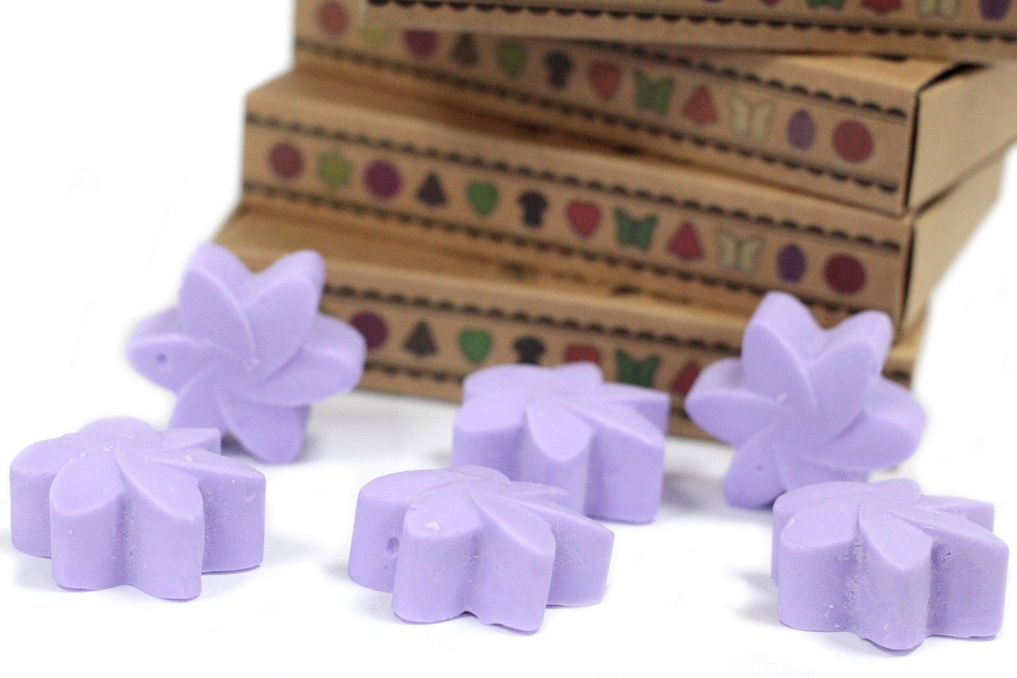Alt Tag: Soy Blend Wax Melts Gift Set – Lavender Fields, cera perfumada color lavanda en forma de flor con caja de regalo al fondo