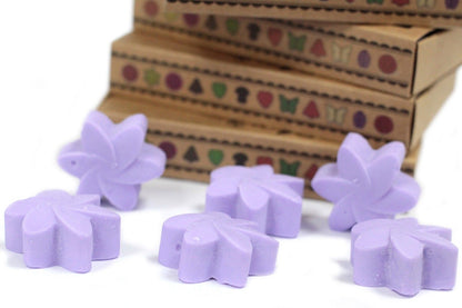 Alt Tag: Soy Blend Wax Melts Gift Set – Lavender Fields, cera perfumada color lavanda en forma de flor con caja de regalo al fondo