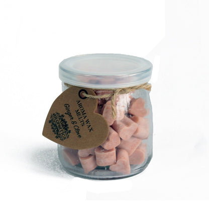 Alt Tag: Sojavax-aromavaxmelts – Ingefära & kryddnejlika burk med 60 hjärtan med rosa hjärtformade sojavaxmelts, etikett med doft av ingefära och kryddnejlika